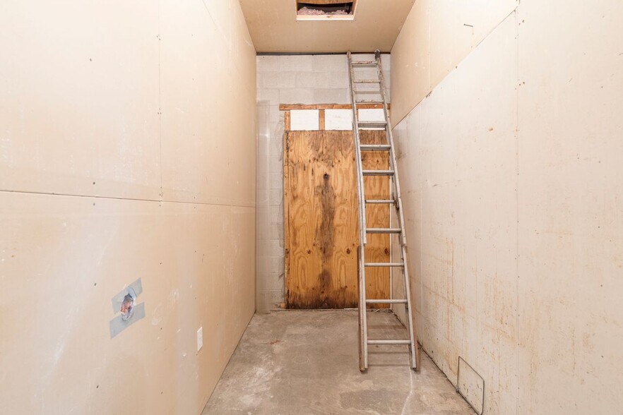 More Photos Of Post @ Post & Namcook Rds., North Kingstown Unknown For Lease