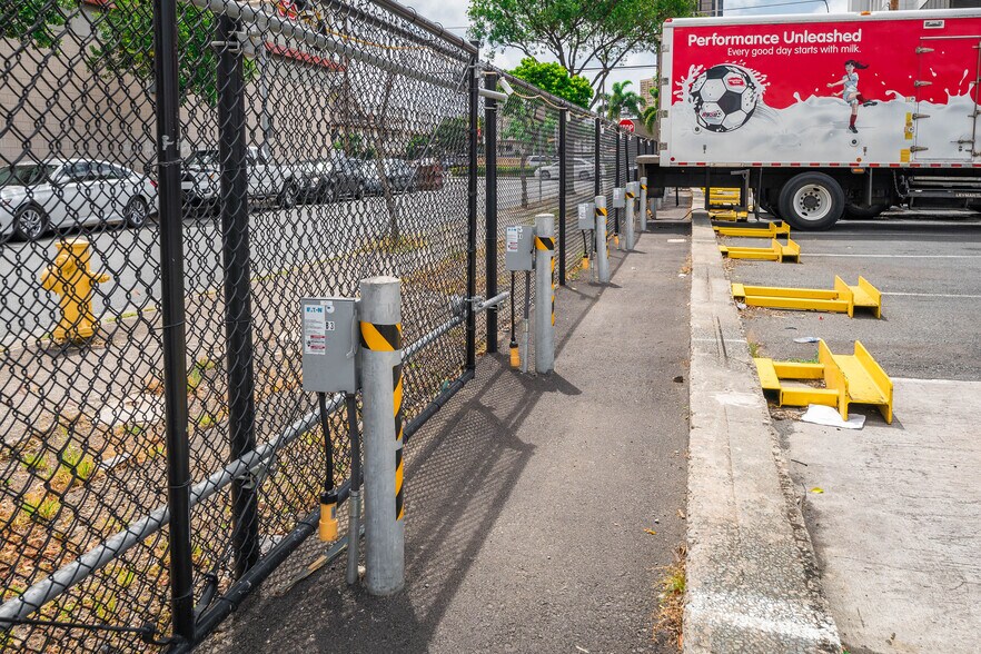 More Photos Of 824 Sheridan St, Honolulu Warehouse For Lease