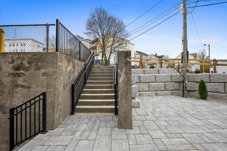 More Photos Of 22 Waverly St, Worcester Apartments For Sale