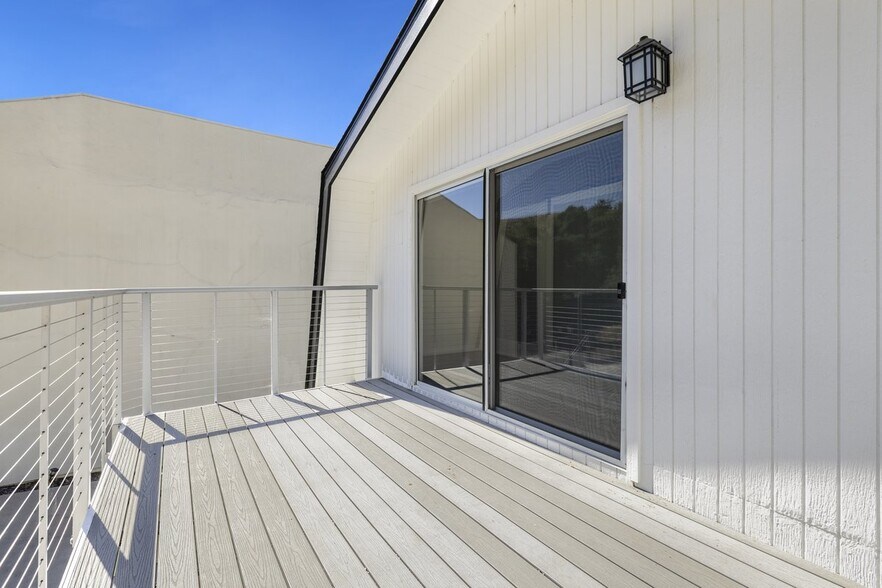 More Photos Of 28220 Agoura Rd, Agoura Hills Loft Creative Space For Lease