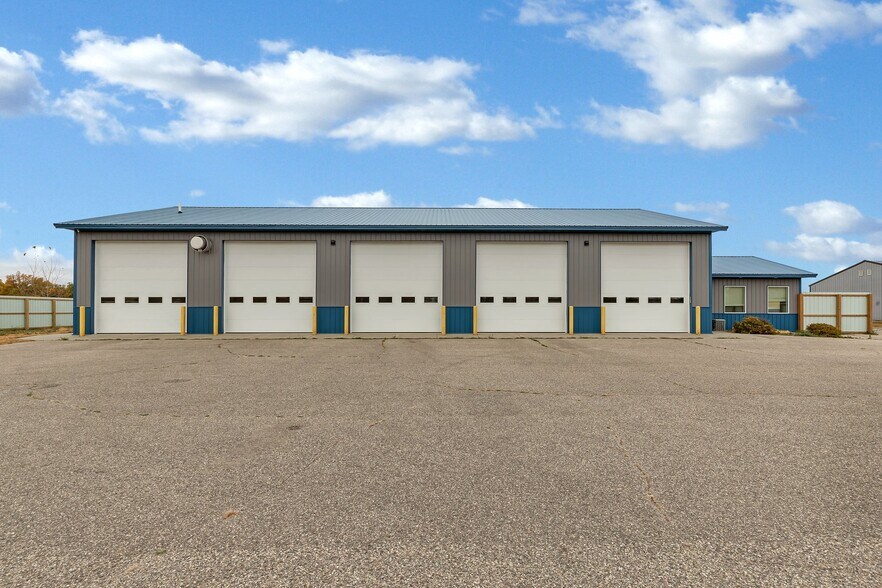 More Photos Of 3507 Dakota St, Alexandria Industrial For Lease