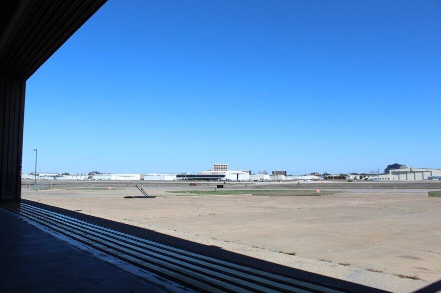 More Photos Of 15800 Dooley Rd, Addison Office For Sale