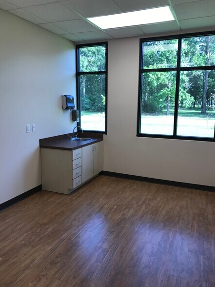 More Photos Of 19701 Kingwood Dr, Porter Medical For Lease