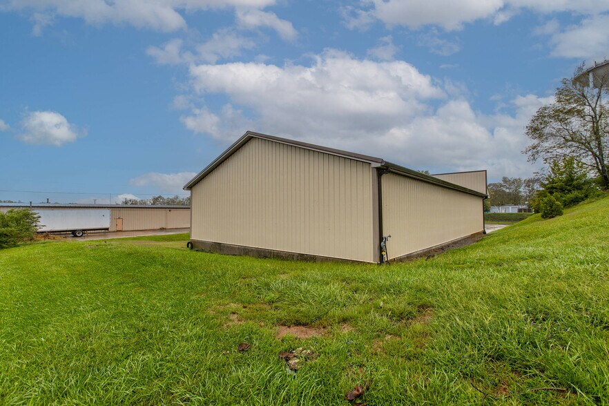 More Photos Of 784 S 4th St, Danville Showroom For Sale