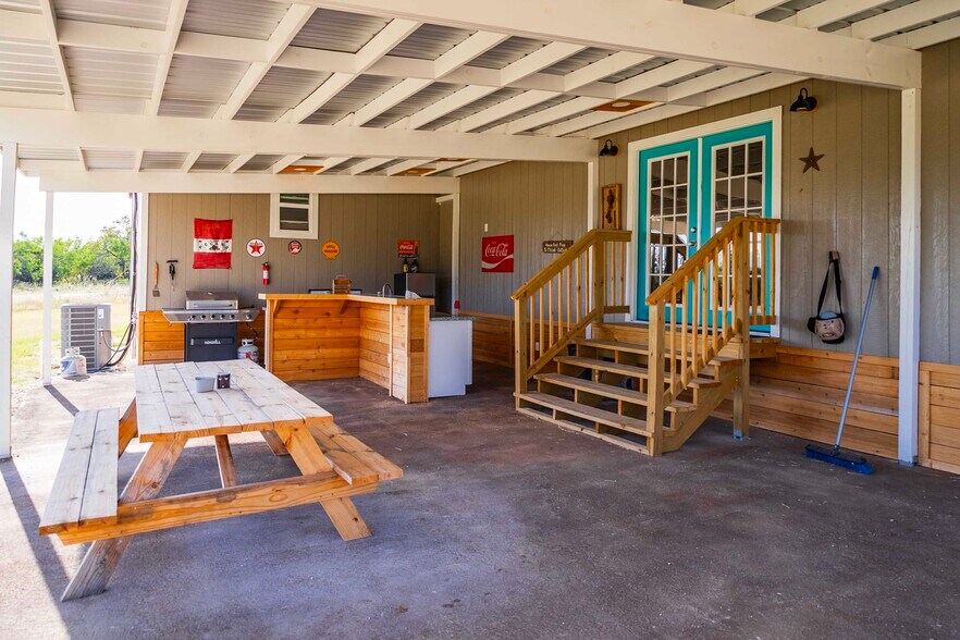 More Photos Of 95 Loma Ln, Fredericksburg Showroom For Sale