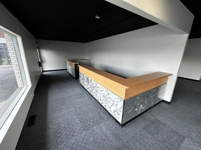 More Photos Of 38845 Mentor Ave, Willoughby Showroom For Lease