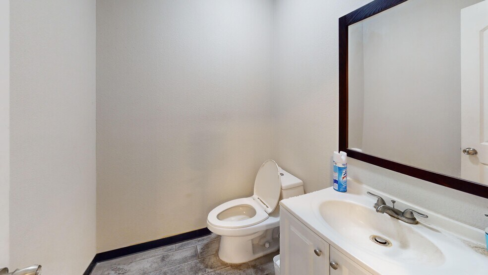 More Photos Of 10964-10966 Shady Trl, Dallas Distribution For Sale