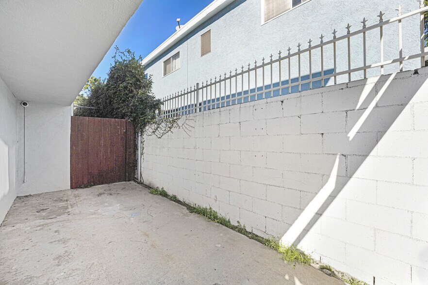 More Photos Of 1937 S Shenandoah St, Los Angeles Apartments For Sale