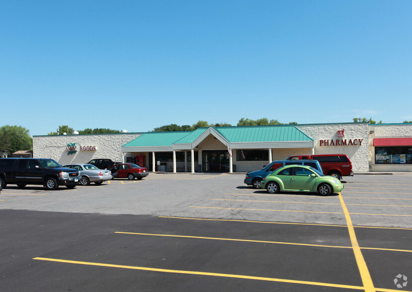 Primary Photo Of 1500 Howard Ave, Maple Plain Supermarket For Lease