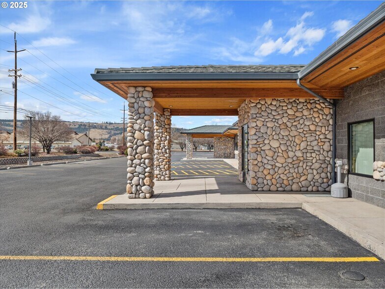 More Photos Of 2519 Cove Ave, La Grande Healthcare For Sale