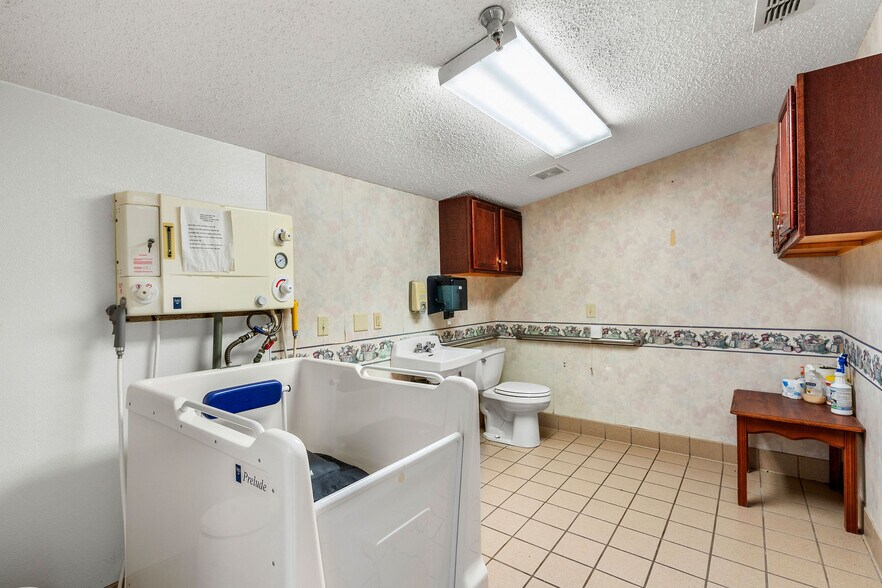 More Photos Of 510 E Bonham St, Jefferson Medical For Sale
