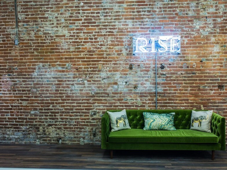 More Photos Of 124 E Washington St, Iowa City Restaurant For Lease