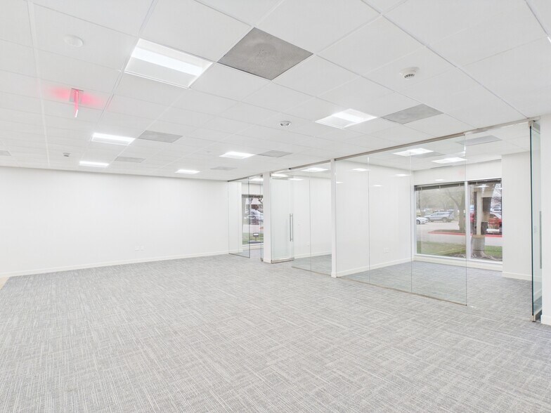 More Photos Of 2301 E Lamar Blvd, Arlington Unknown For Lease