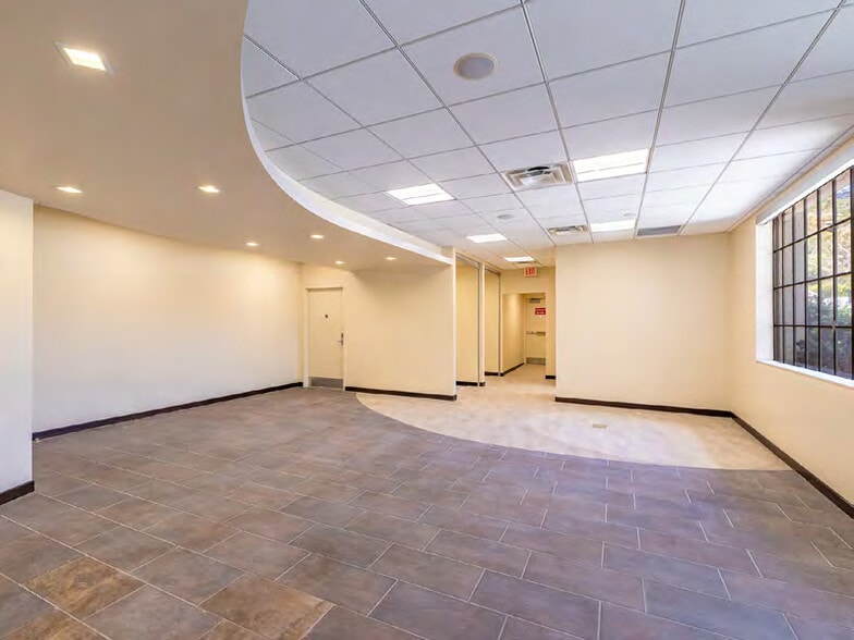 More Photos Of 310 Broadway St, Laguna Beach Storefront Retail Office For Lease