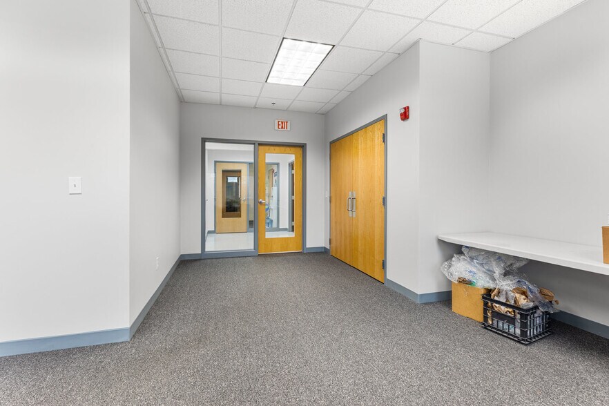 More Photos Of 319 Newburyport Tpke, Rowley Office For Sale