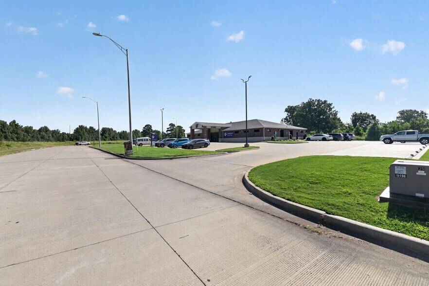 More Photos Of 805 Trinity Dr, Hope Office For Sale