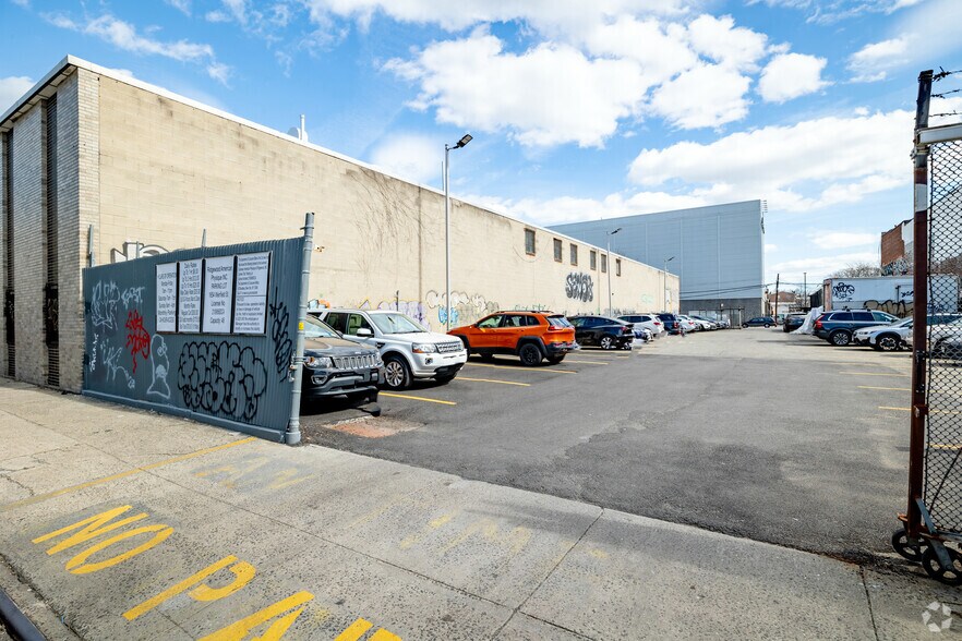 More Photos Of 16-70 Weirfield St, Ridgewood Warehouse For Lease