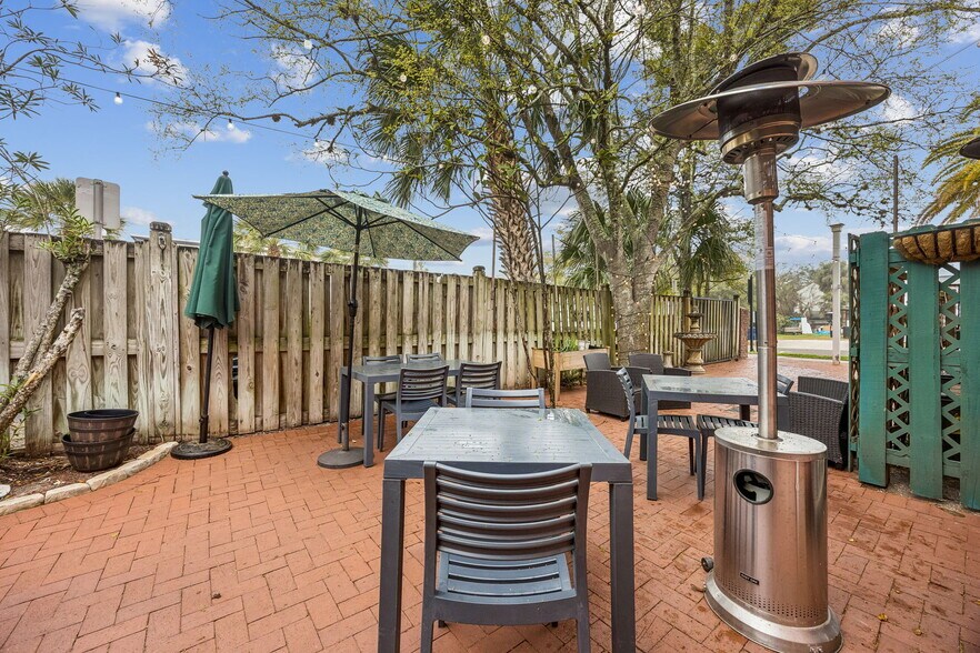 More Photos Of 218 Ash St, Fernandina Beach Freestanding For Sale