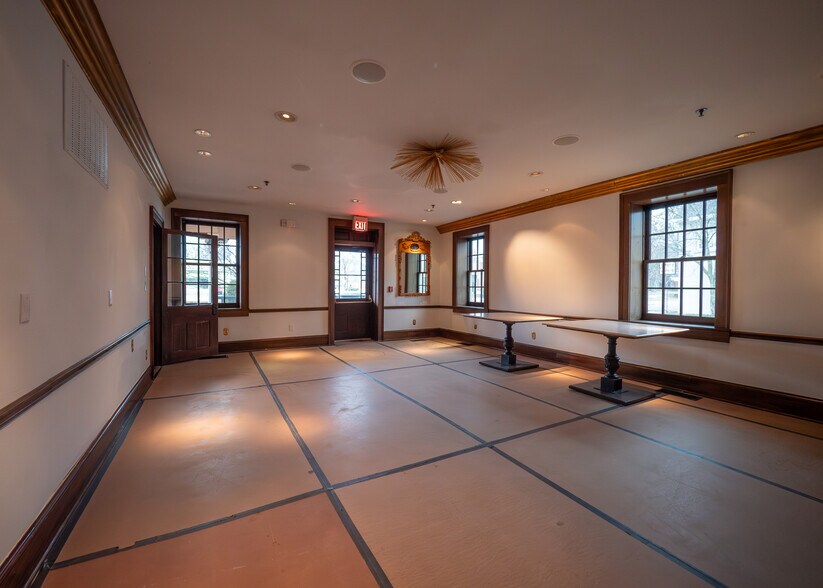More Photos Of 649 High St, Worthington Storefront Retail Office For Sale