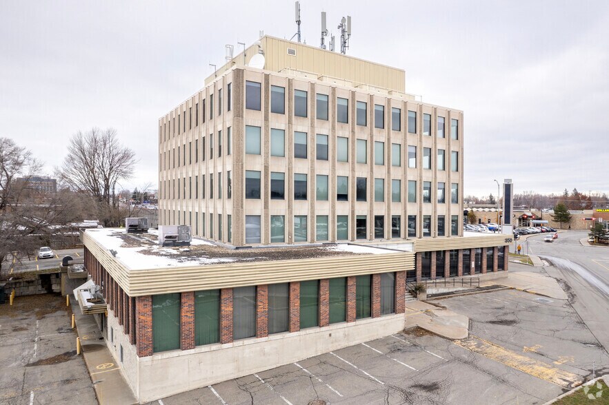 More Photos Of 350 Boul Arthur-Sauvé, St-Eustache Office Residential For Lease
