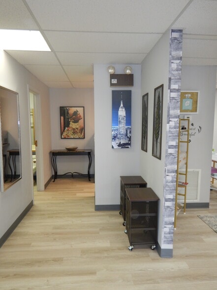More Photos Of 254 N Broadway, Salem Storefront Retail Office For Sale