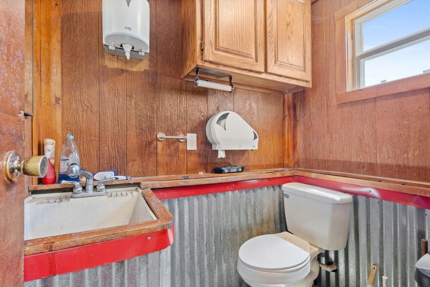 More Photos Of 431 1st St, Hollister Flex For Sale