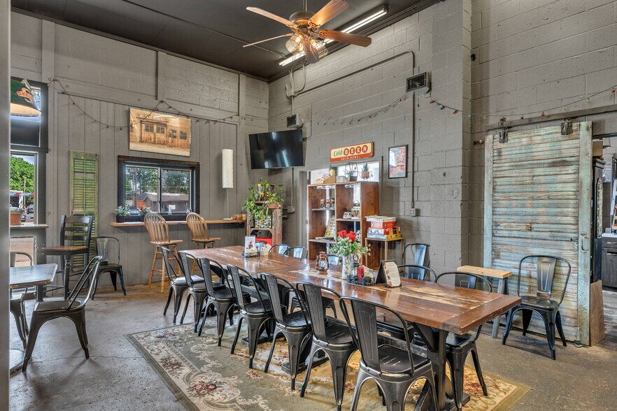 More Photos Of 601 Arizona Ave, Holton General Retail For Sale