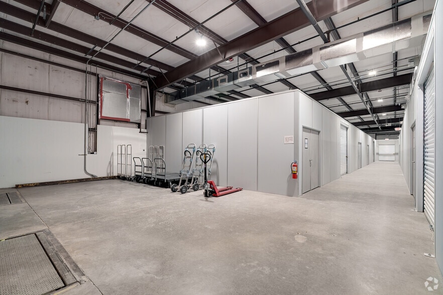 More Photos Of 4121 34th St, Orlando Warehouse For Lease