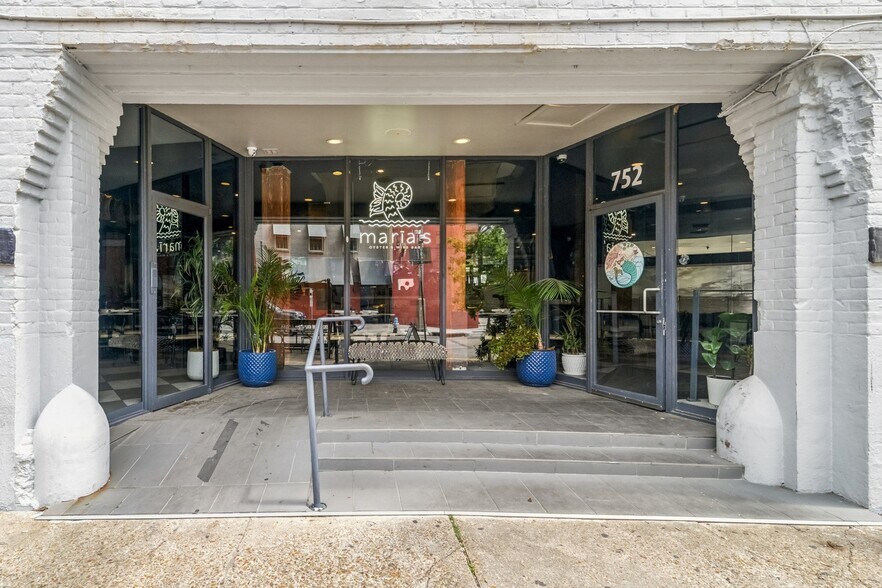 More Photos Of 746 Tchoupitoulas St, New Orleans General Retail For Sale