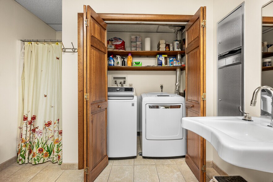 More Photos Of 131 Boston Post Rd, East Lyme Office For Lease