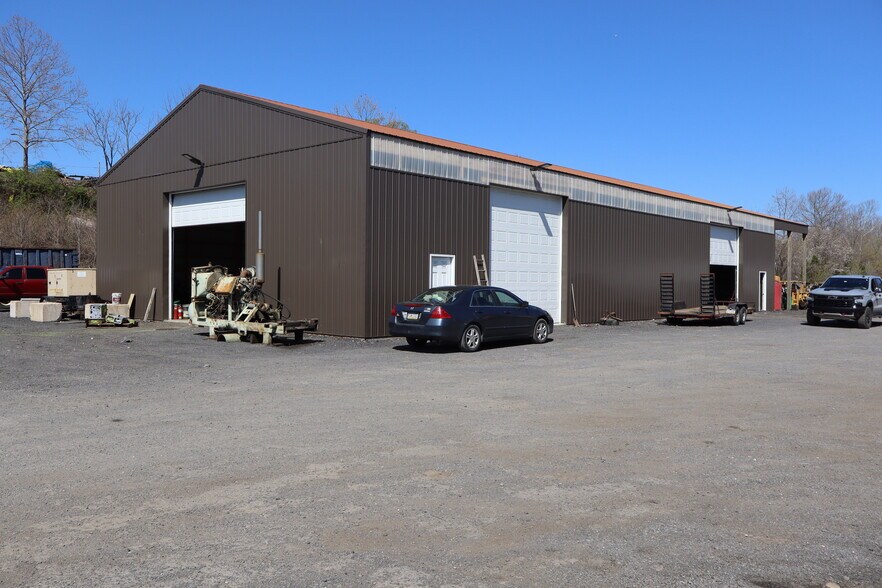 More Photos Of Catasauqua Ave., Whitehall Warehouse For Lease
