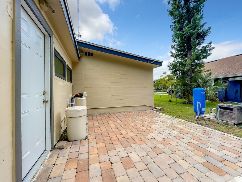 More Photos Of 1906 Murdock Blvd, Orlando Office For Lease