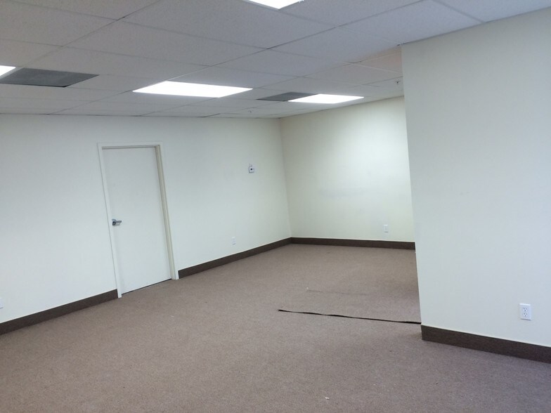 More Photos Of 680-694 NW Enterprise Dr, Port Saint Lucie Warehouse For Lease
