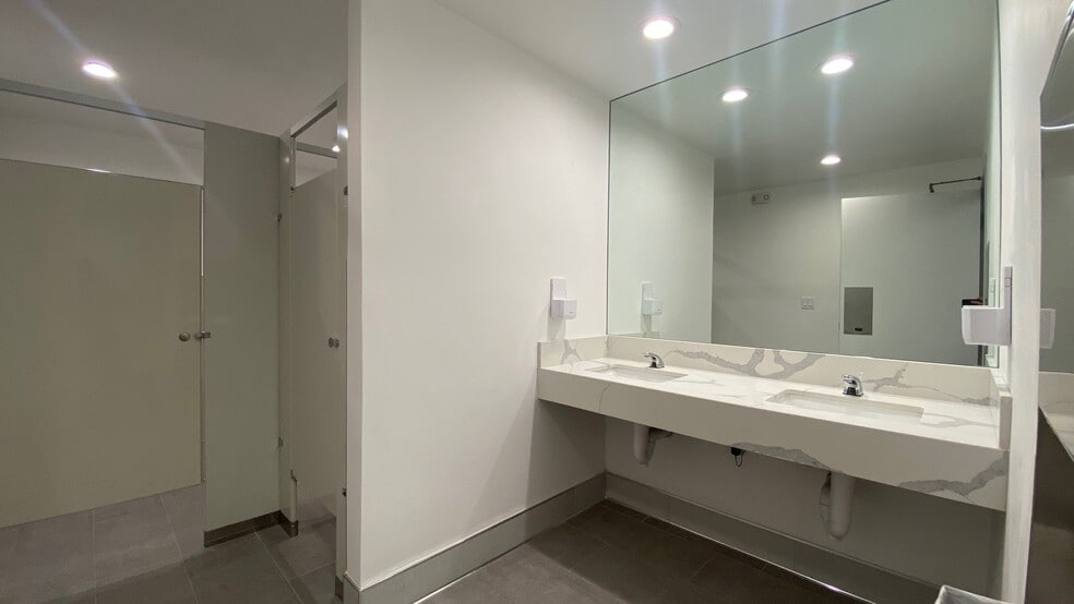 More Photos Of 928-930 Benecia Ave, Sunnyvale Research And Development For Lease