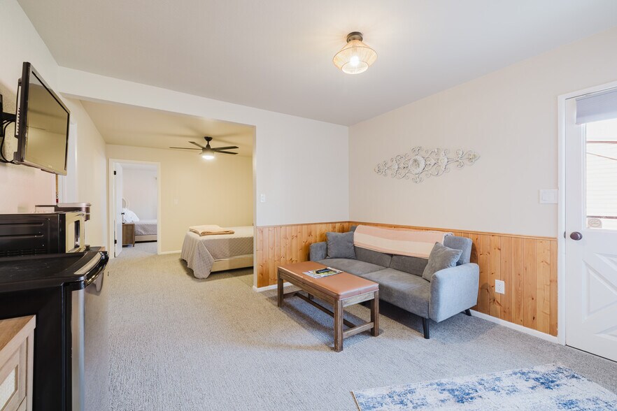 More Photos Of 925 Lamoille Hwy, Lamoille Hotel For Sale