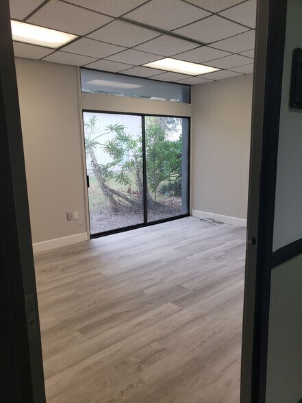 More Photos Of 2121 Corporate Square Blvd, Jacksonville Office For Lease