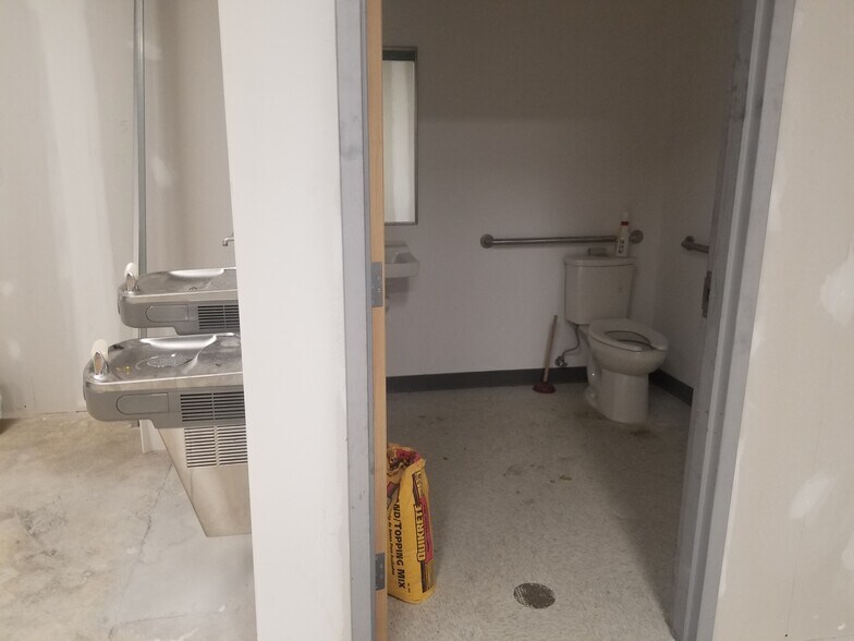 More Photos Of 1000 Portage Rd, Niagara Falls Unknown For Lease