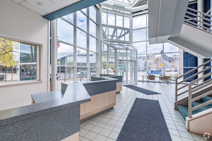 More Photos Of 572 S Salina St, Syracuse Medical For Lease