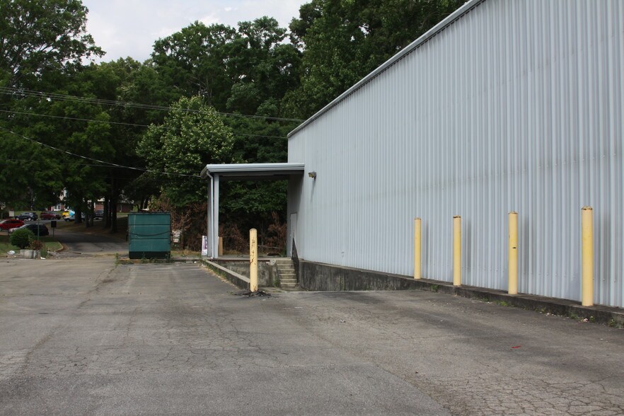 More Photos Of 1401 Woodmont Dr, Tuscumbia Freestanding For Lease