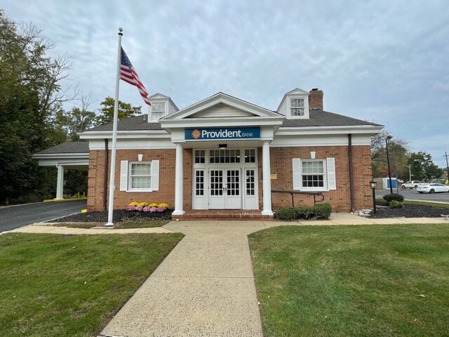 More Photos Of 2100 Oak Tree Rd, Edison Bank For Lease