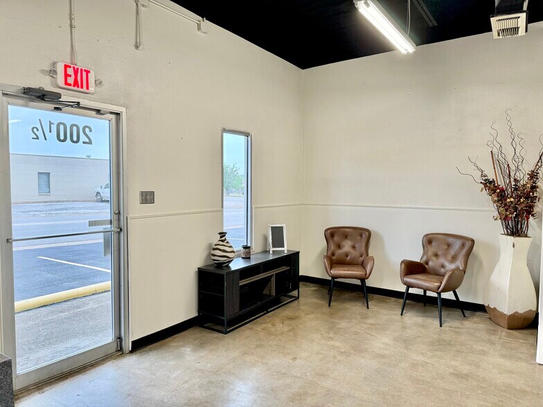 More Photos Of 200-202 S Ridgeway Dr, Cleburne Storefront Retail Office For Sale