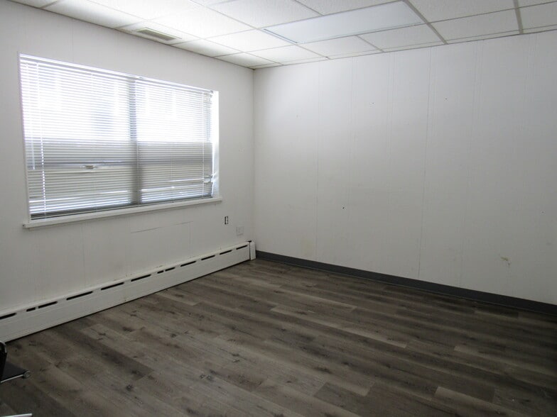 More Photos Of 32 Aqueduct St, Ossining Warehouse For Lease