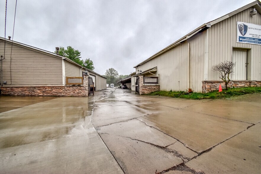 More Photos Of 4199 Main St, Perry Flex For Sale