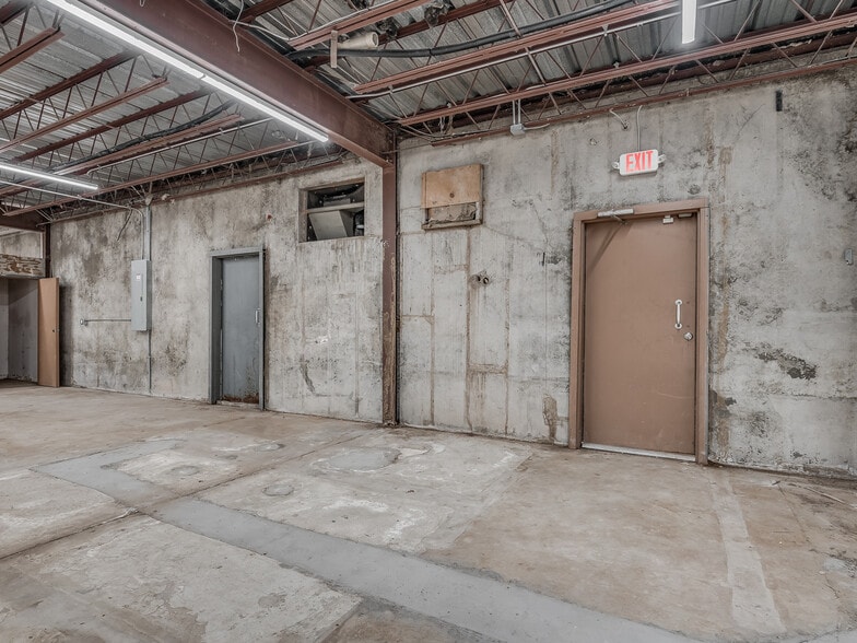 More Photos Of 4403-4411 SW 3rd St, Oklahoma City Showroom For Lease