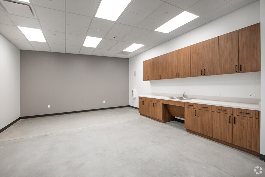 More Photos Of Old Nichols Commerce Ctr, Islandia Distribution For Lease