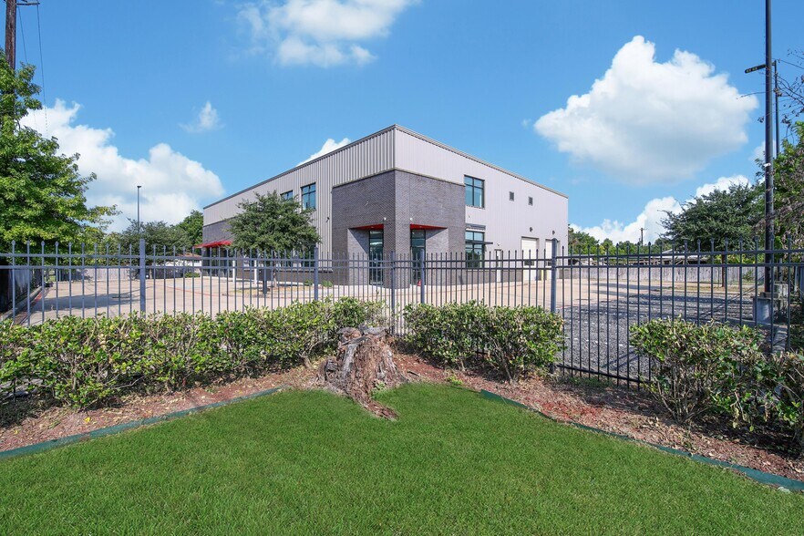 More Photos Of 5939 Albert Dr, Humble Light Distribution For Sale