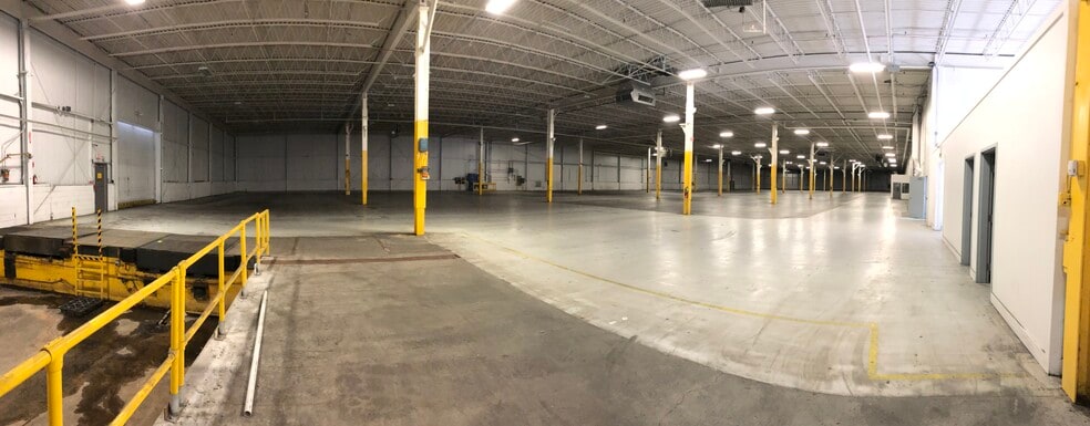 More Photos Of 1001 Foster Ave, Bensenville Warehouse For Lease