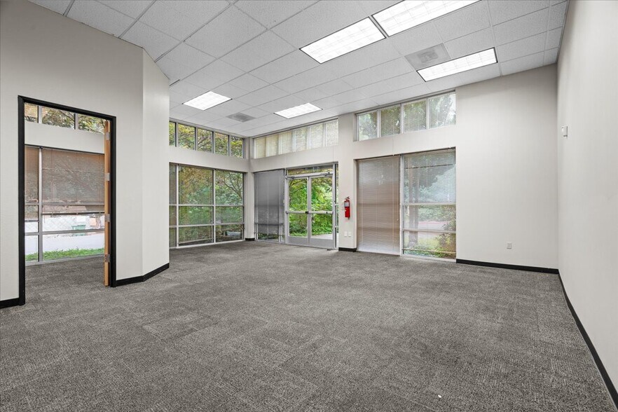 More Photos Of 6455 Lakeview Blvd, Lake Oswego Flex For Sale