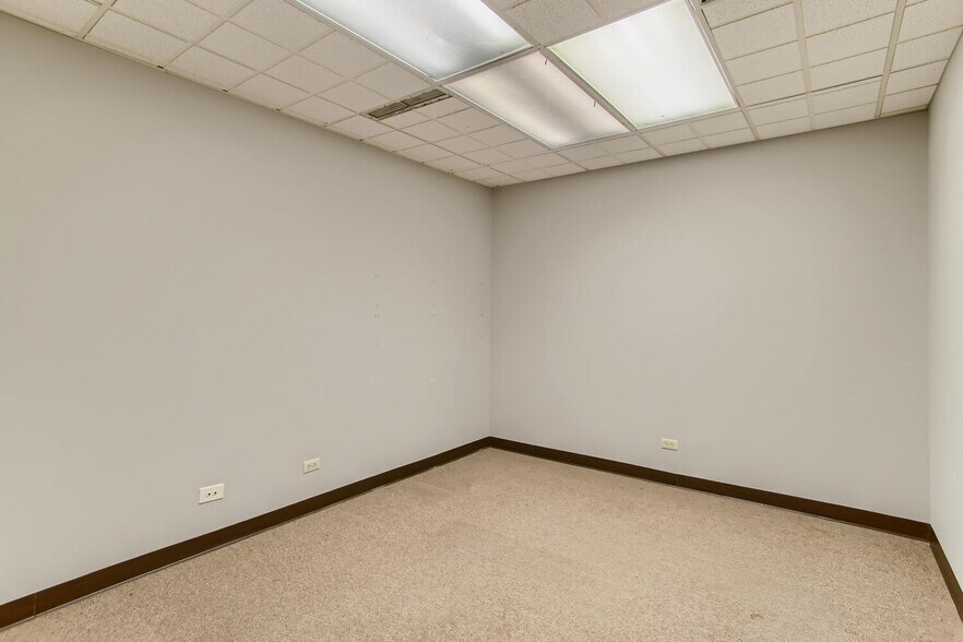 More Photos Of 415 E Golf Rd, Arlington Heights Office For Lease