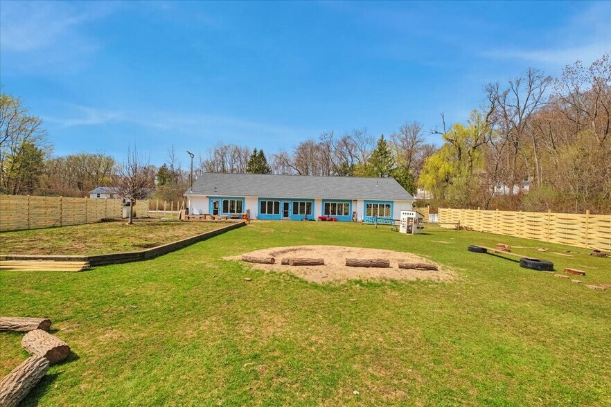 More Photos Of 4 Glenna Dr, Carmel Specialty For Sale